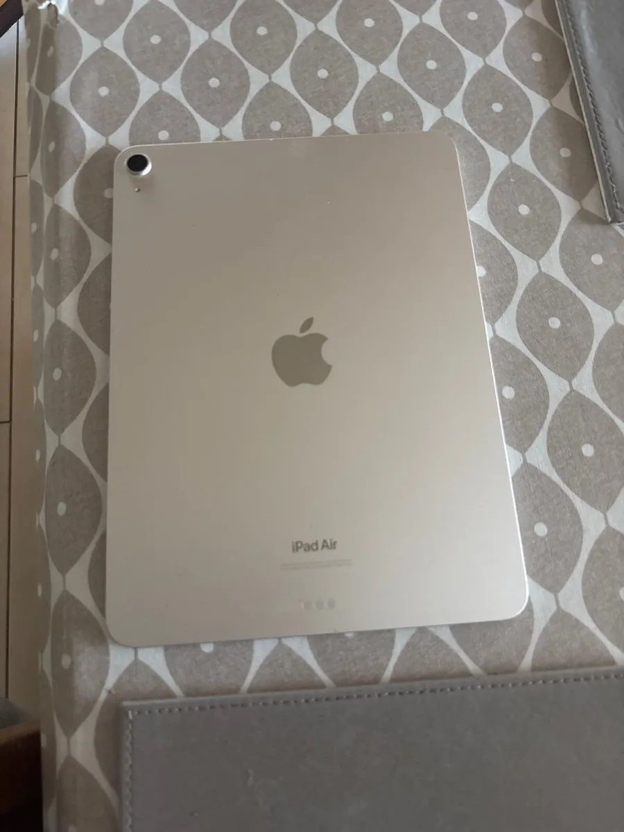 iPad Air 5 10.9” (2022) - Image 1