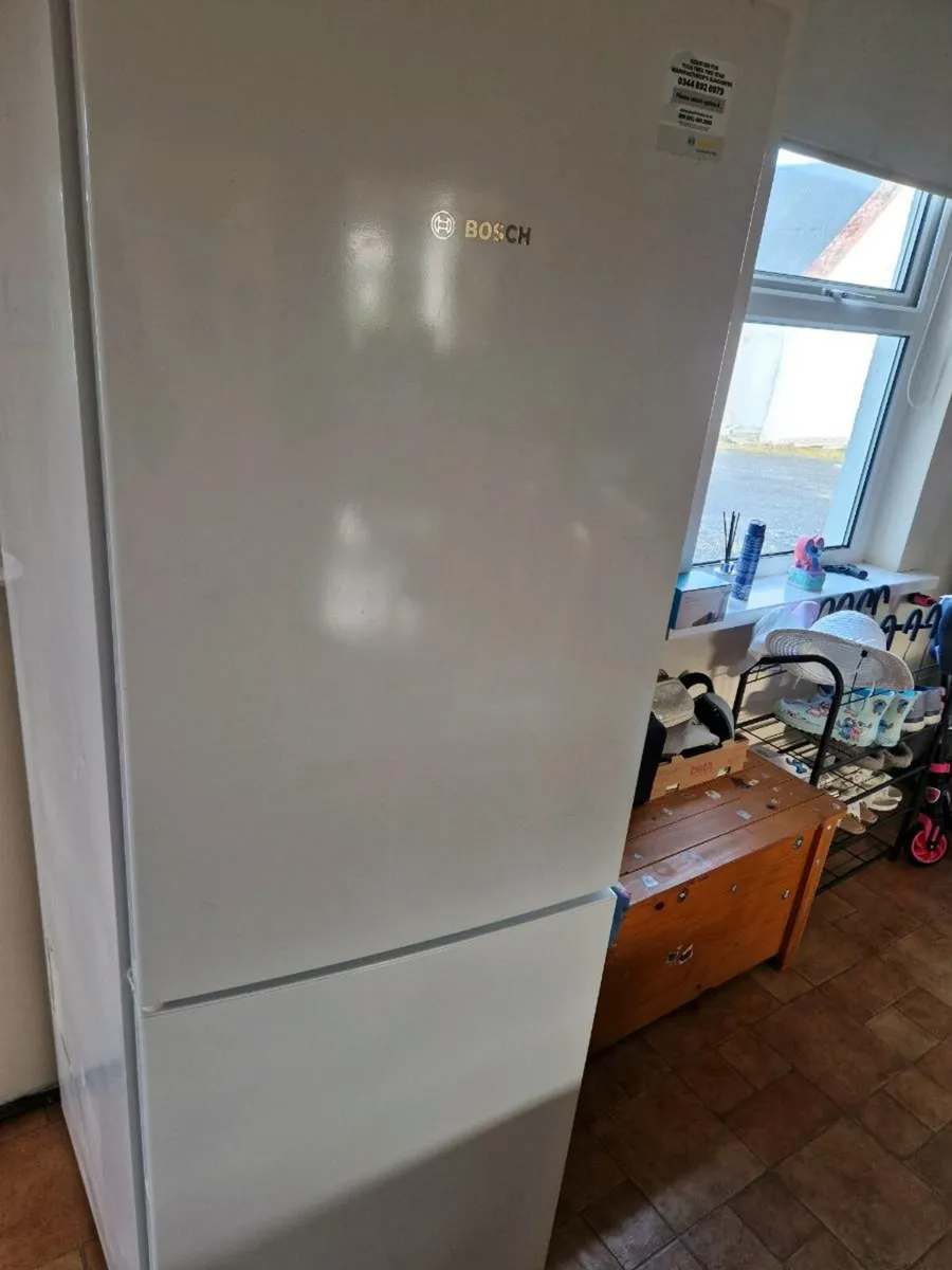 Fridge freezer like new - Image 1