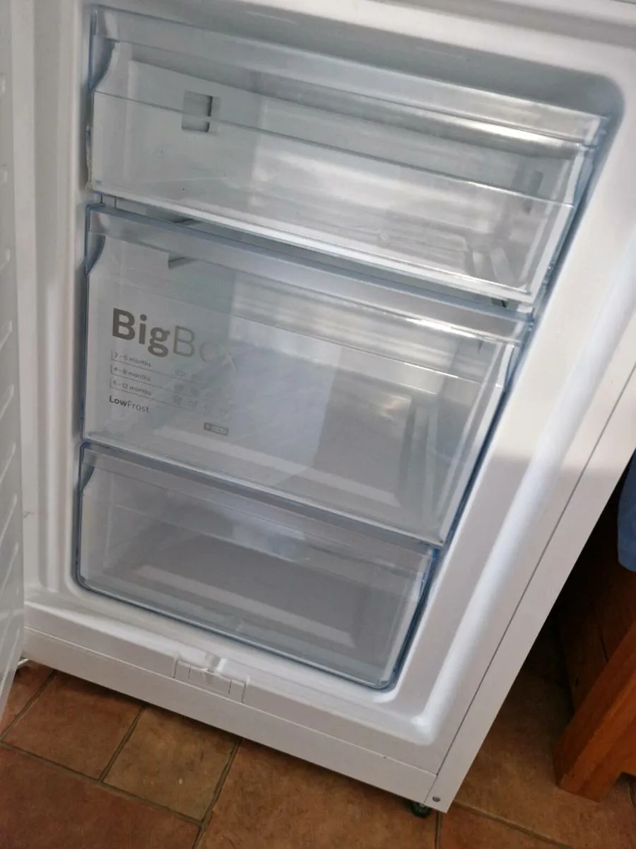 Fridge freezer like new - Image 3