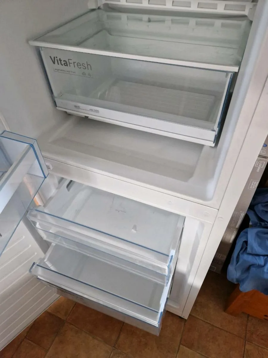 Fridge freezer like new - Image 4
