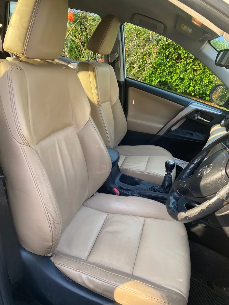 Toyota RAV4 2015 - Image 2