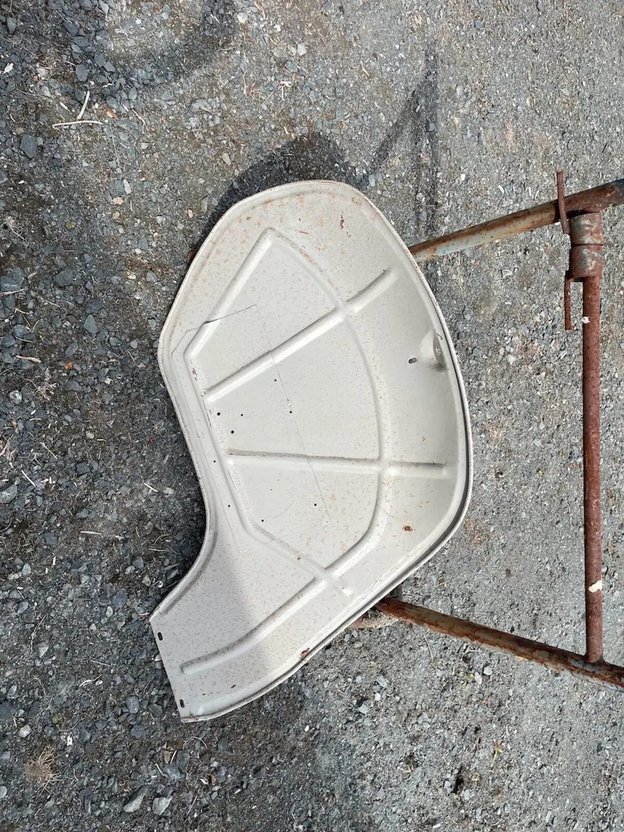 David Brown Implematic Mudguards - Image 4