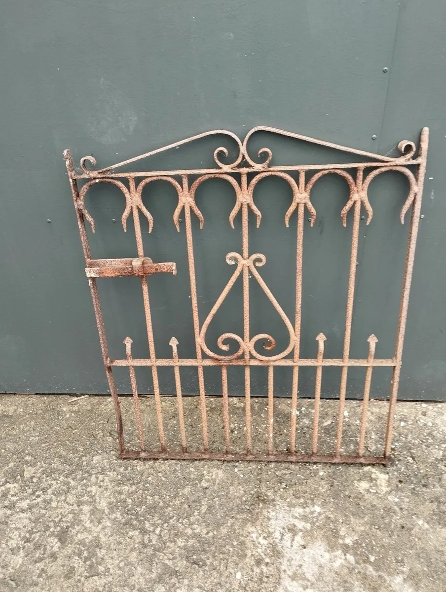 GATE . down pipes.cut stone - Image 1