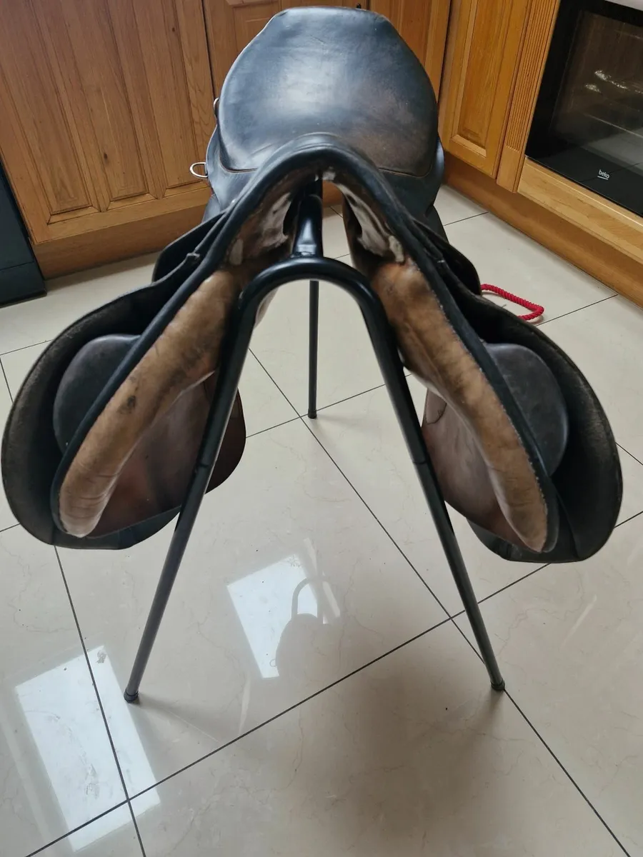 Horse saddles - Image 1
