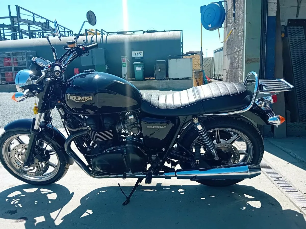 2010 Triumph Bonneville - Image 2