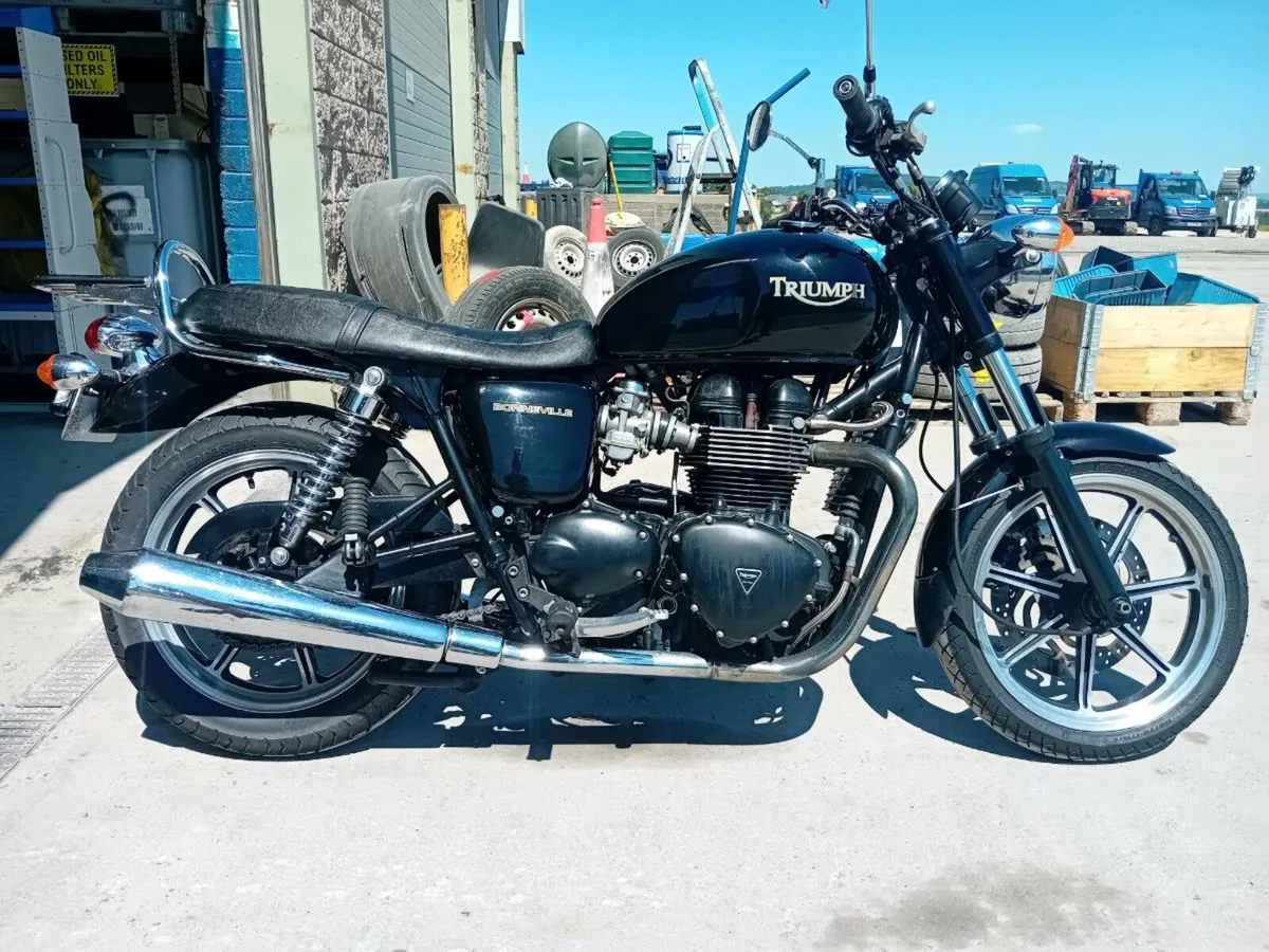 2010 Triumph Bonneville - Image 4