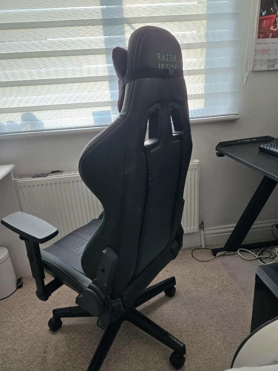 TYPE Z – RAZER EDITION™ BY LEGEND Gaming Chair - Image 2