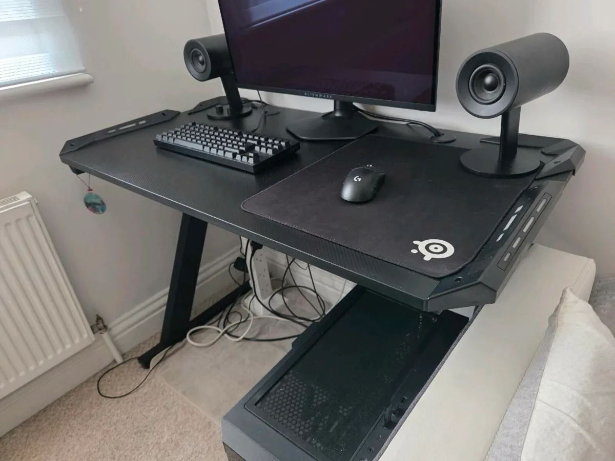 LINDHOLM Gaming Desk - Image 1