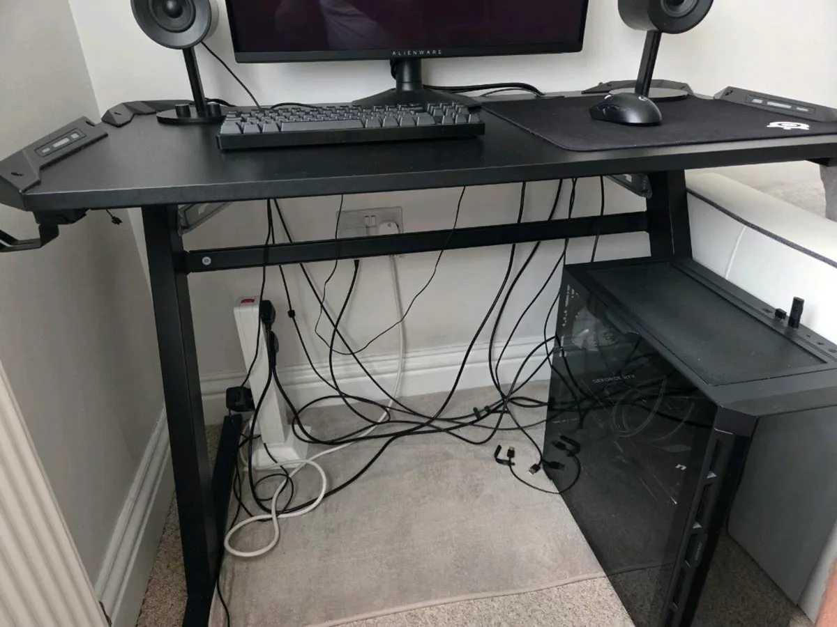 LINDHOLM Gaming Desk - Image 2