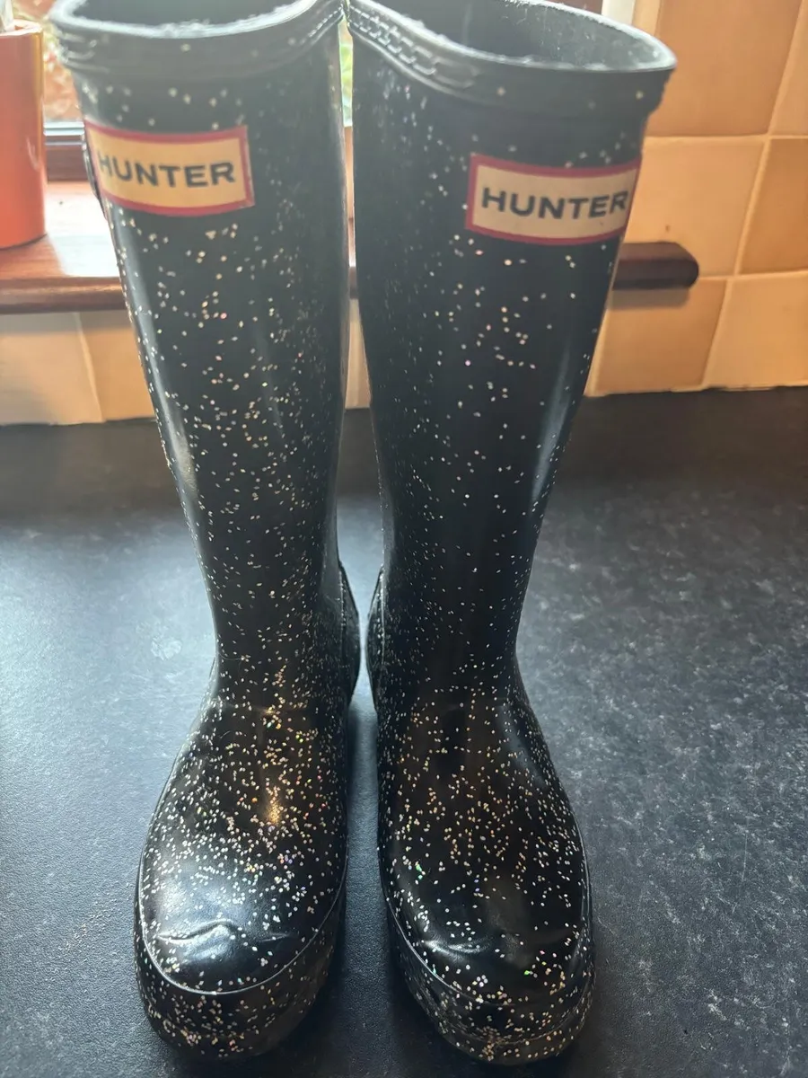 HUNTER Original Glitter Wellington Boots in Black - Image 1