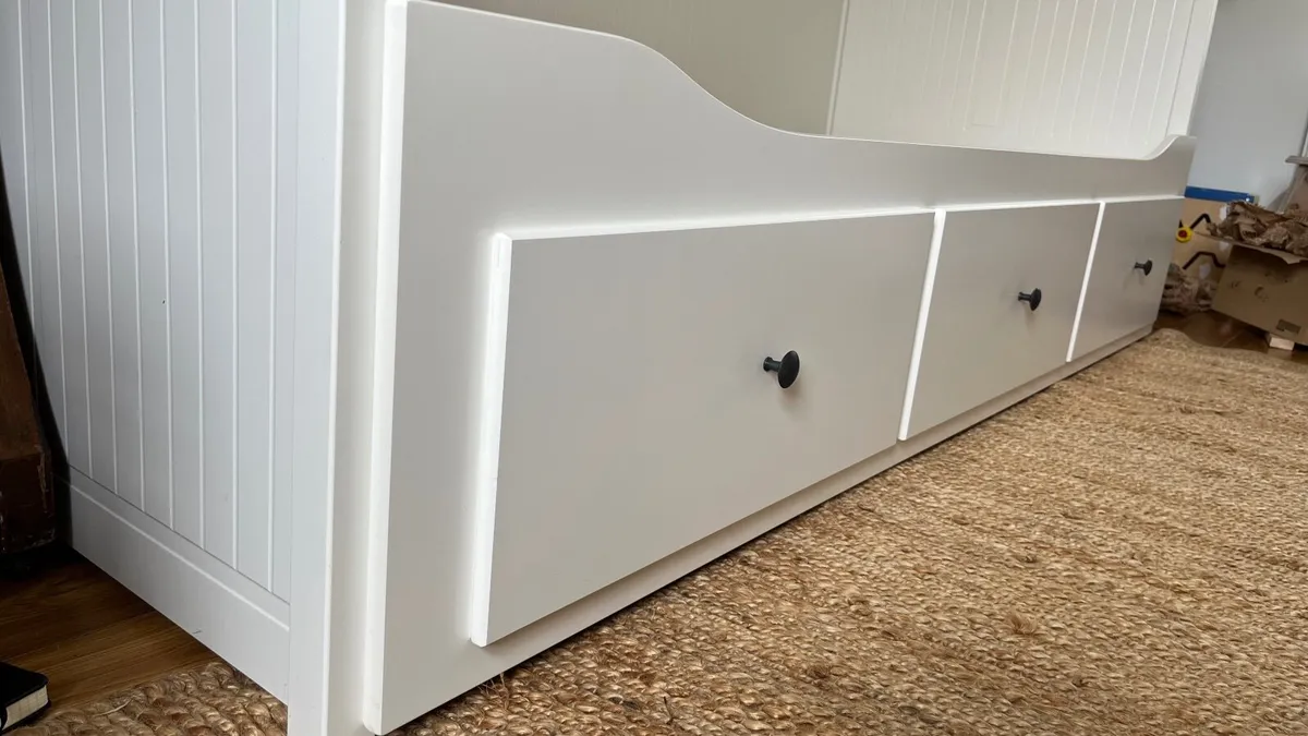 Day bed Ikea Hemnes +2 Asvang mattresses - Image 3