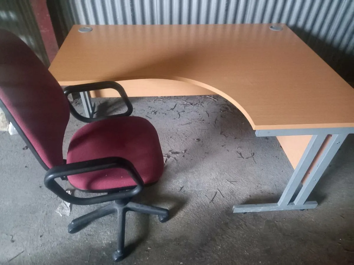 Conputer table - Image 1