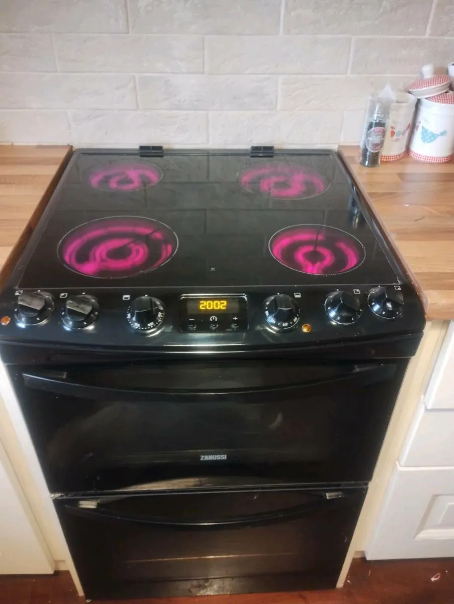 Zanussi fan assisted oven - Image 1