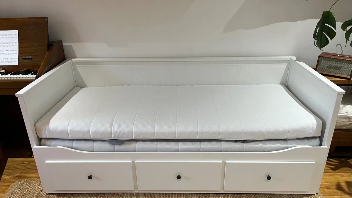 Day bed Ikea Hemnes +2 Asvang mattresses - Image 1