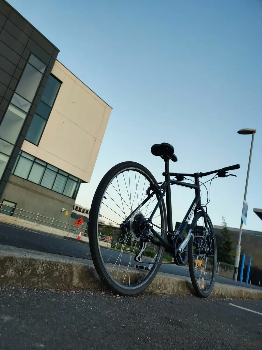 Trek FX 2 Hybrid Bike - Image 2