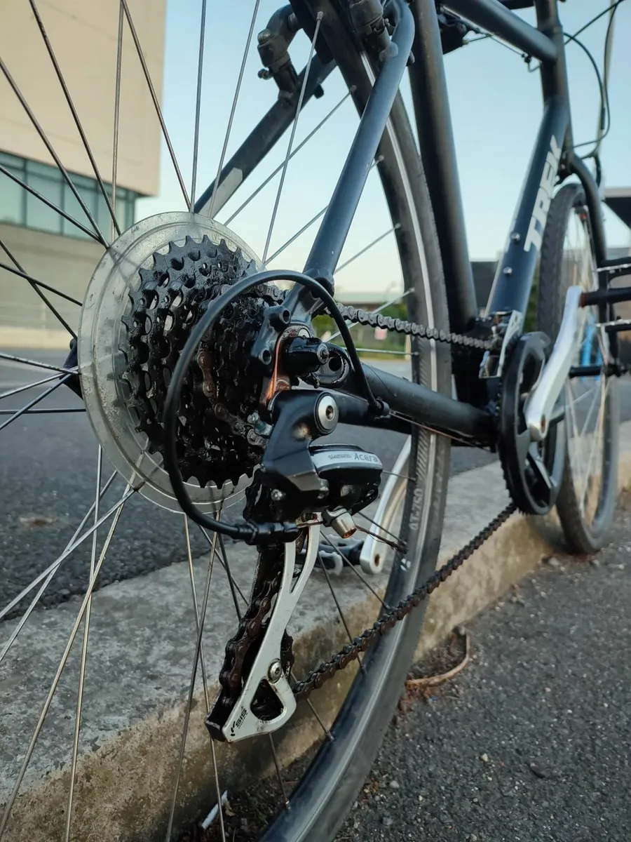 Trek FX 2 Hybrid Bike - Image 3