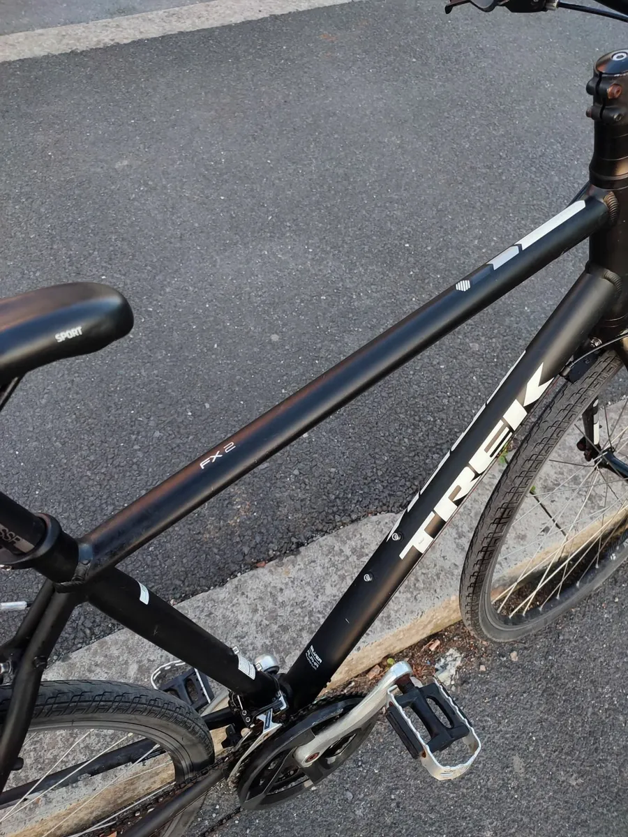 Trek FX 2 Hybrid Bike - Image 4