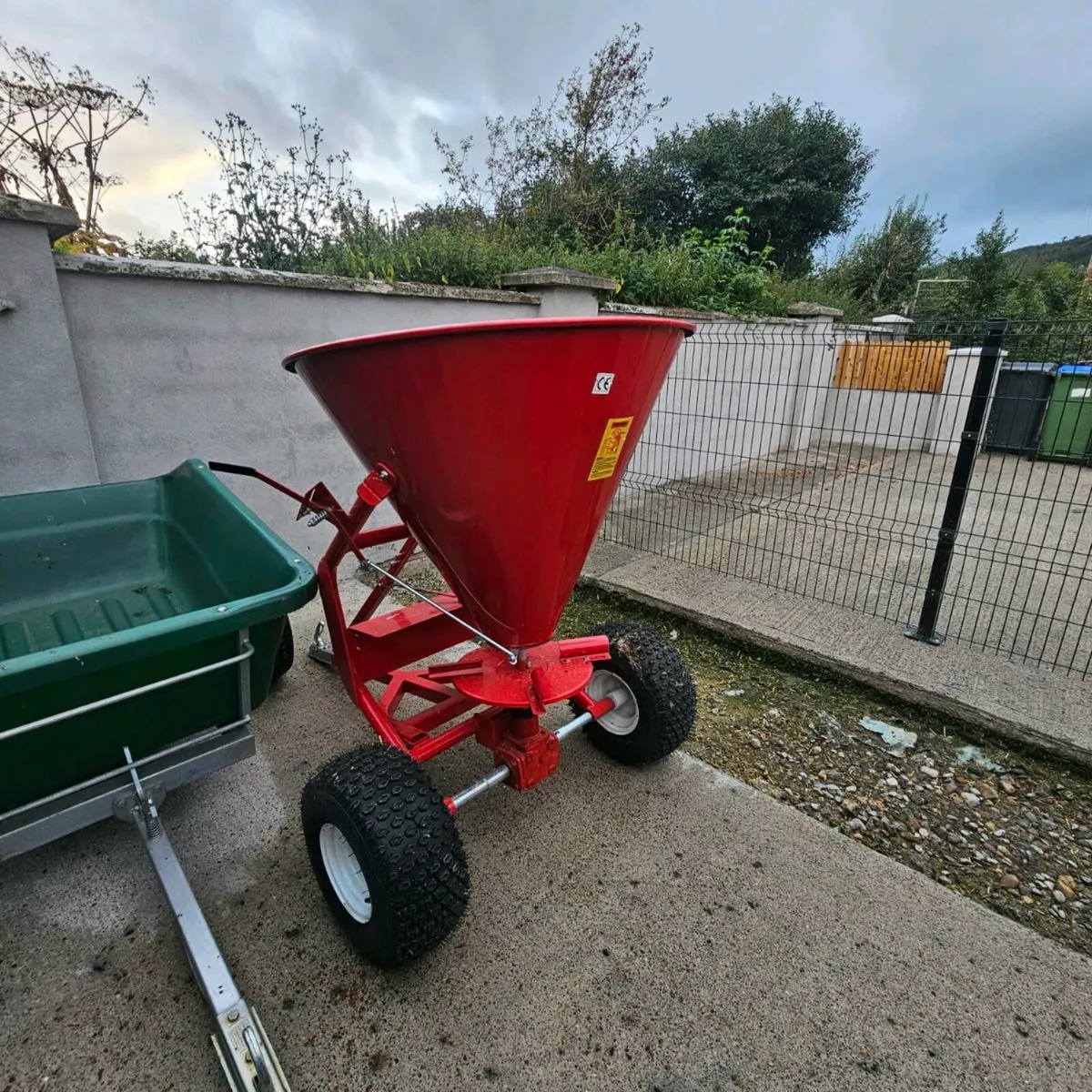 Quad fertiliser spreader - Image 1