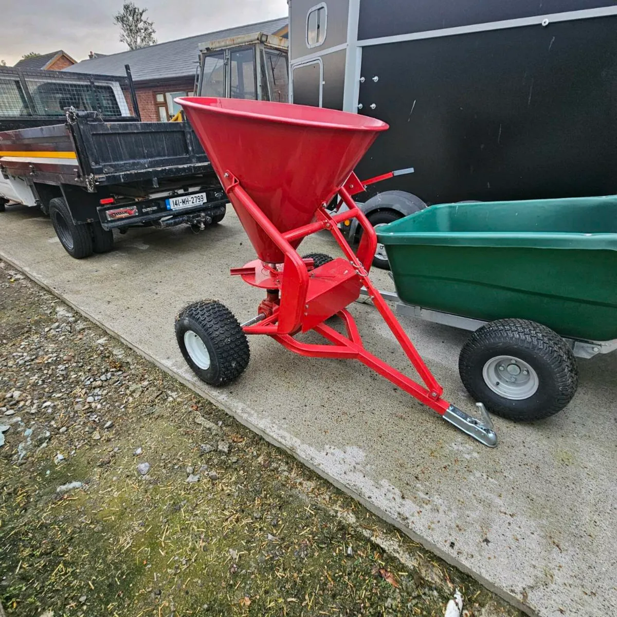 Quad fertiliser spreader - Image 3