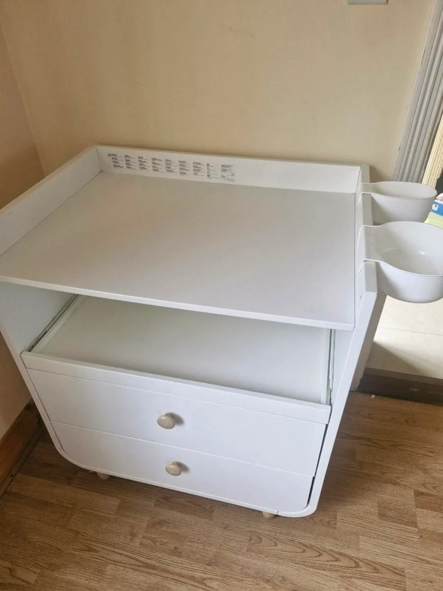 Changing table - Image 1
