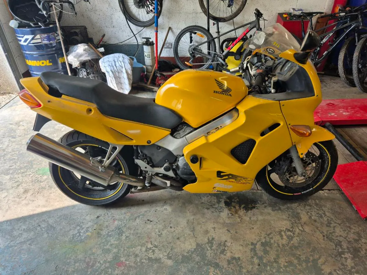 Honda VFR 800 - Image 1