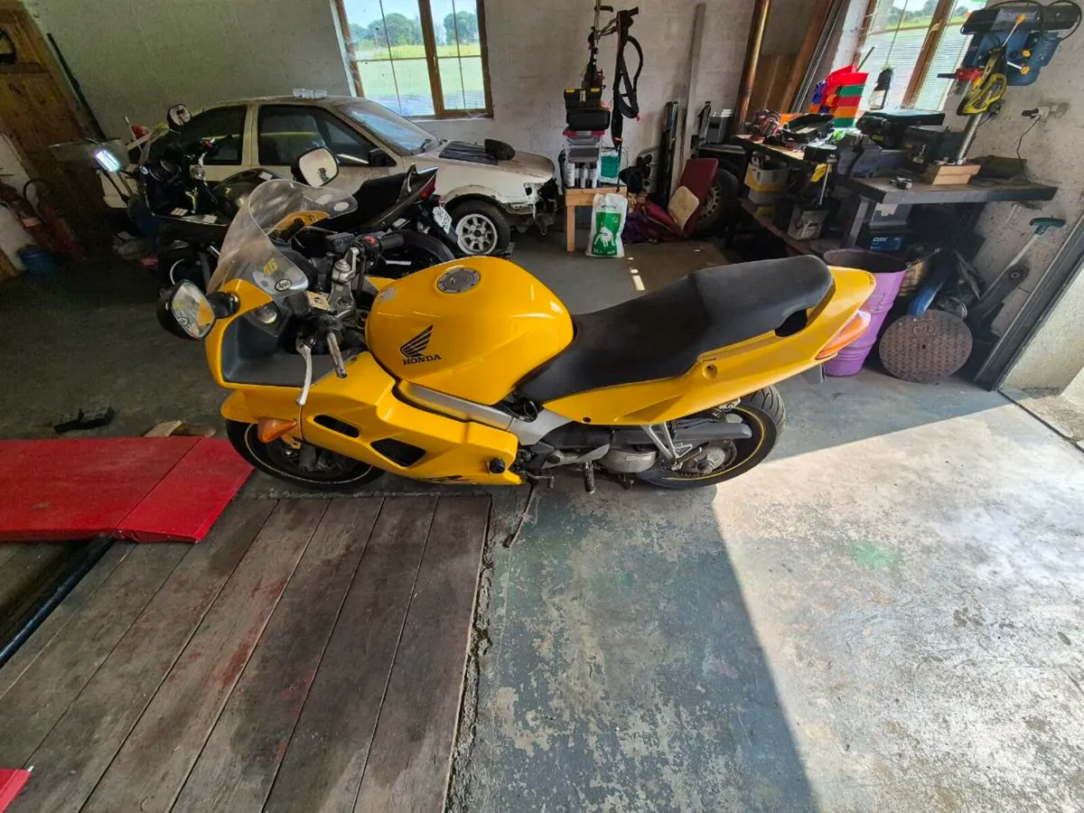 Honda VFR 800 - Image 4