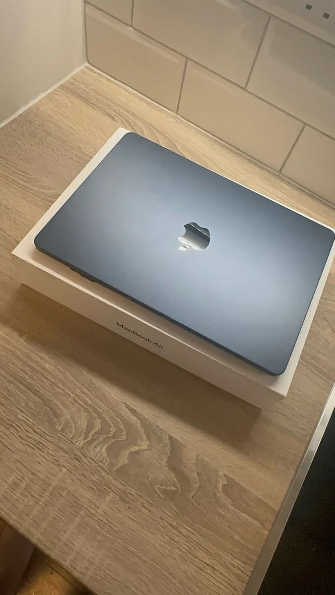 Macbook Air 2024 M3 13.6" - Image 1