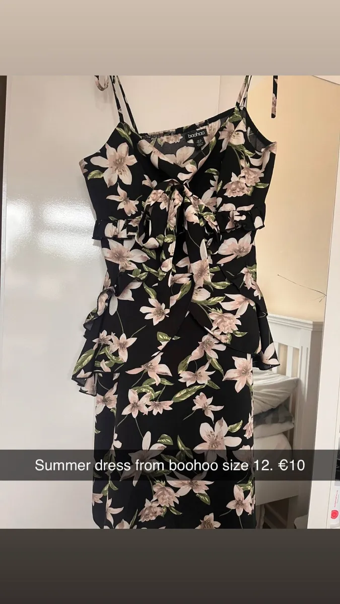 Woman’s clothes - Image 1