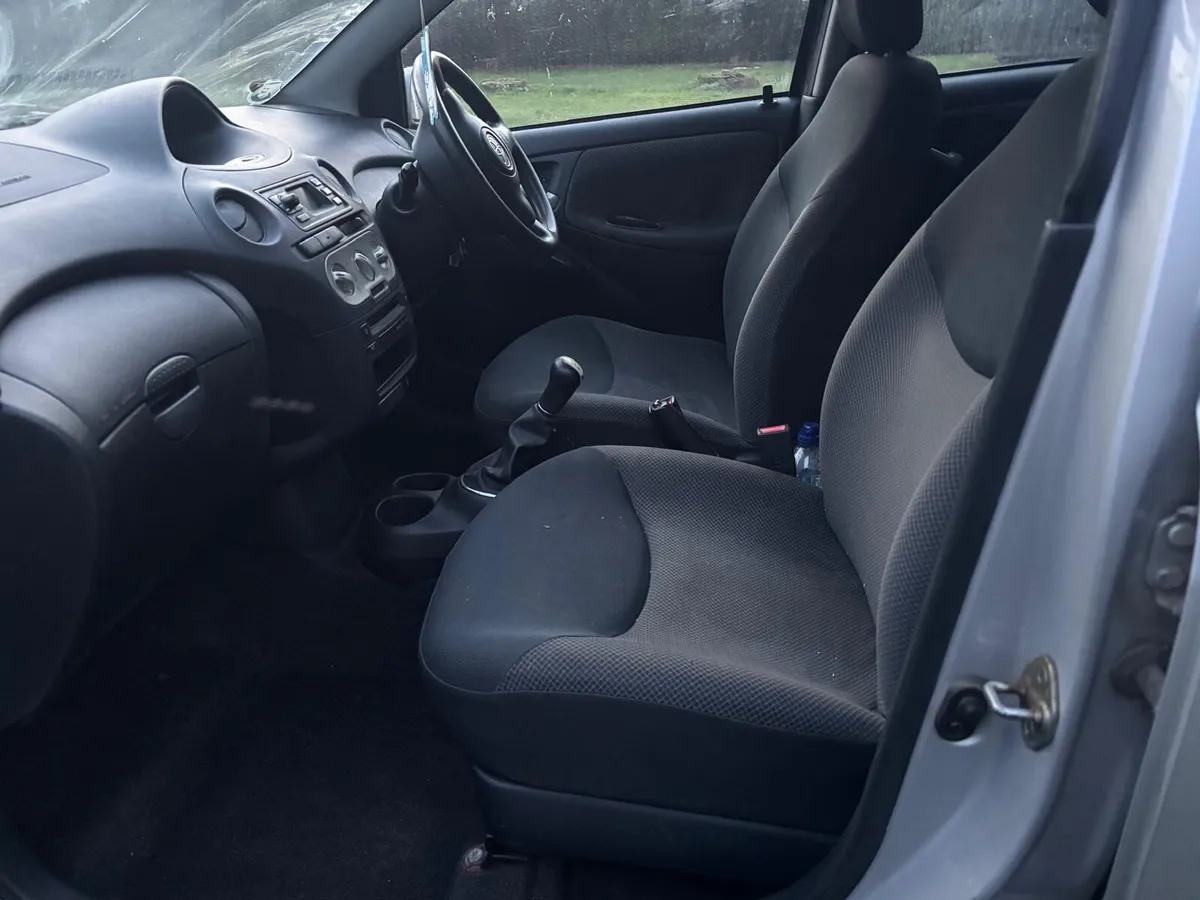 Toyota Yaris 2003 - Image 4