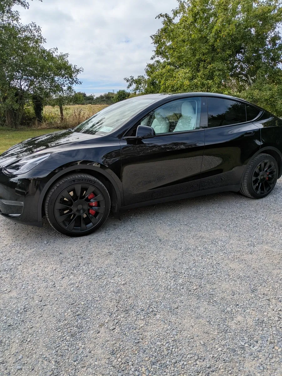 Tesla Model Y 2023 - Image 2