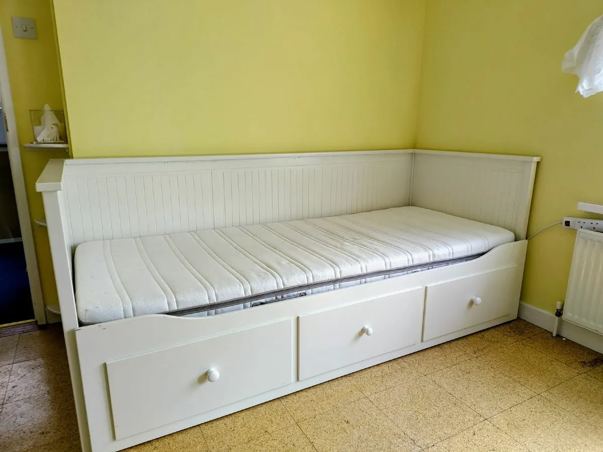 Day Bed - Image 1