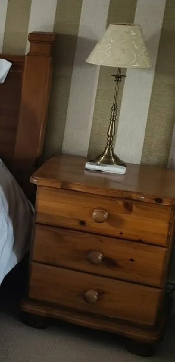 Double bed and 2 bedside lockers - Image 2
