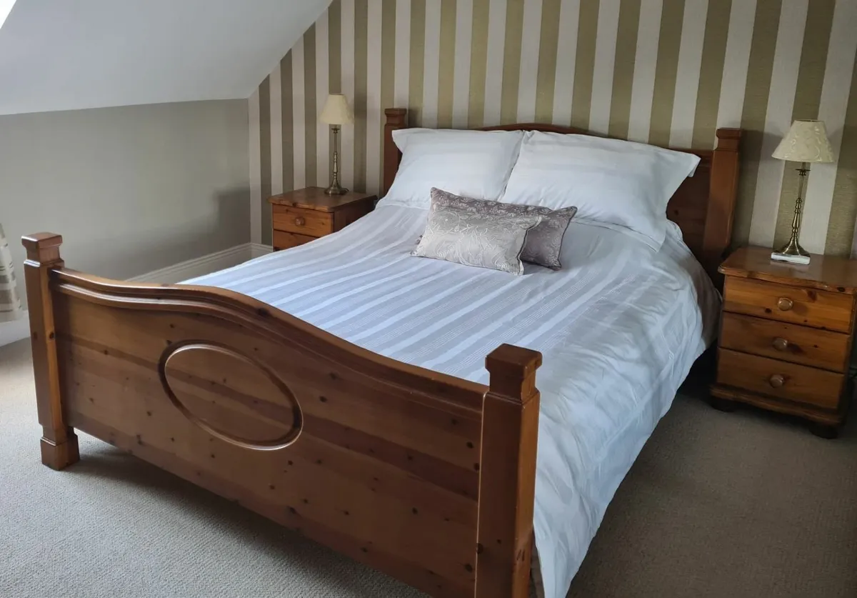 Double bed and 2 bedside lockers - Image 1