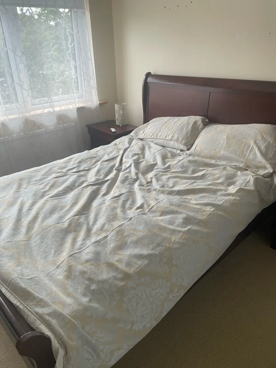 King size bed with 2 lockers and chest of drawers - Image 1