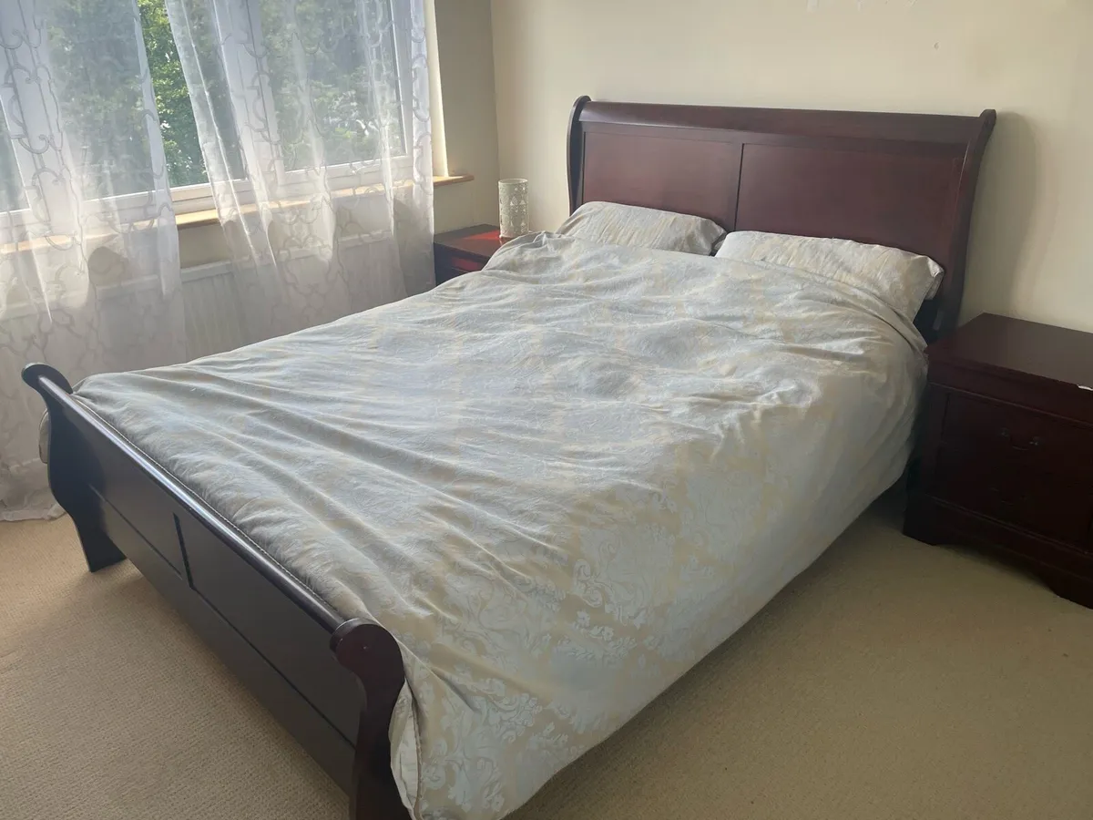 King size bed with 2 lockers and chest of drawers - Image 2