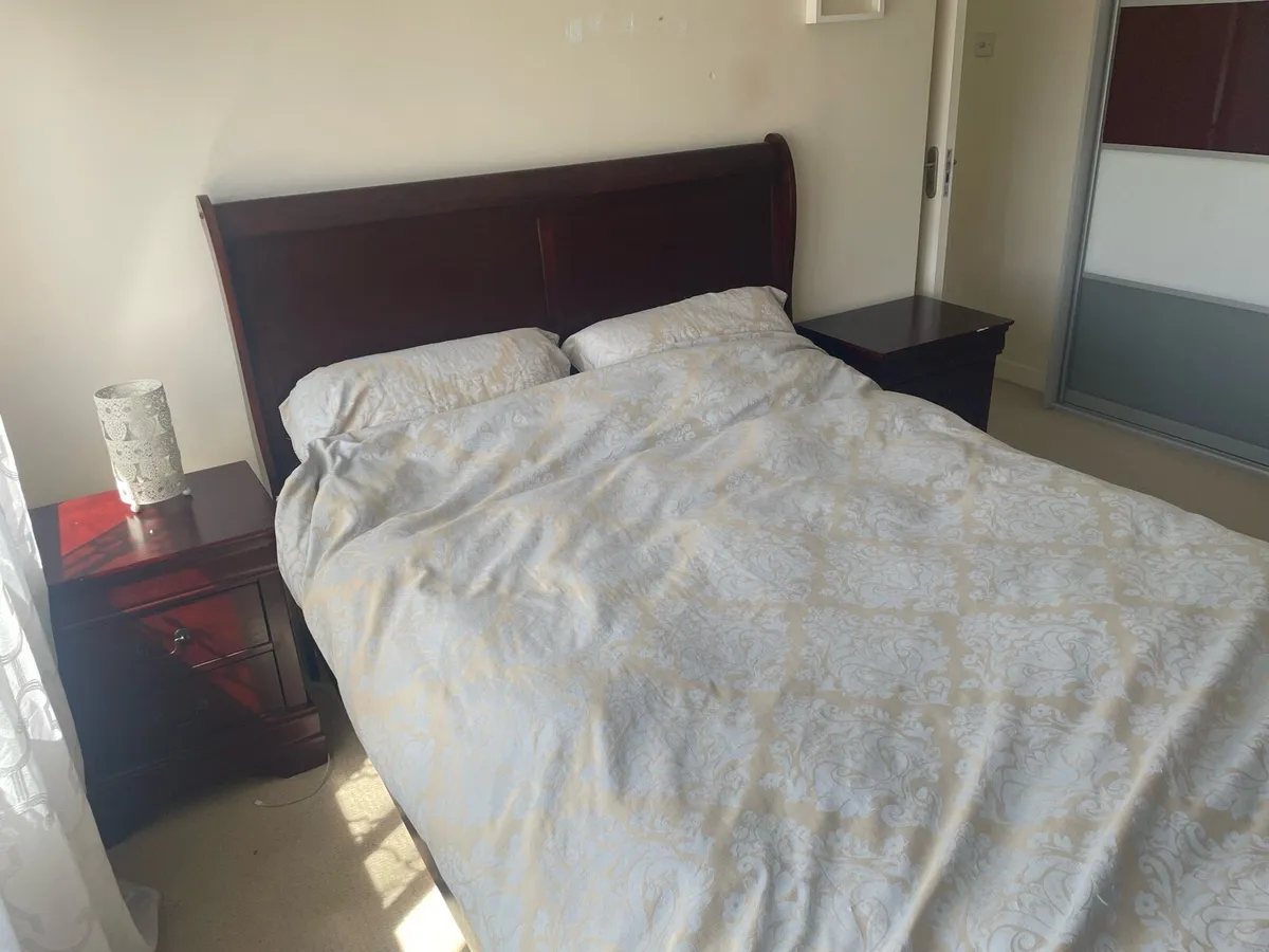 King size bed with 2 lockers and chest of drawers - Image 3