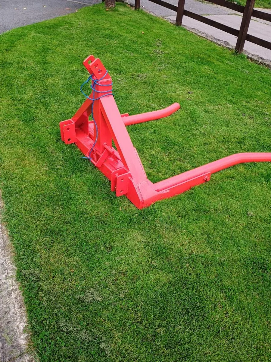 Bale lifter and Massey Ferguson drawbar - Image 1