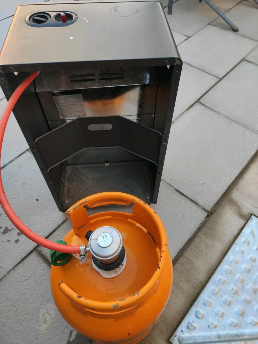 Portable gas haater and 2/3 full gas cylinder - Image 3