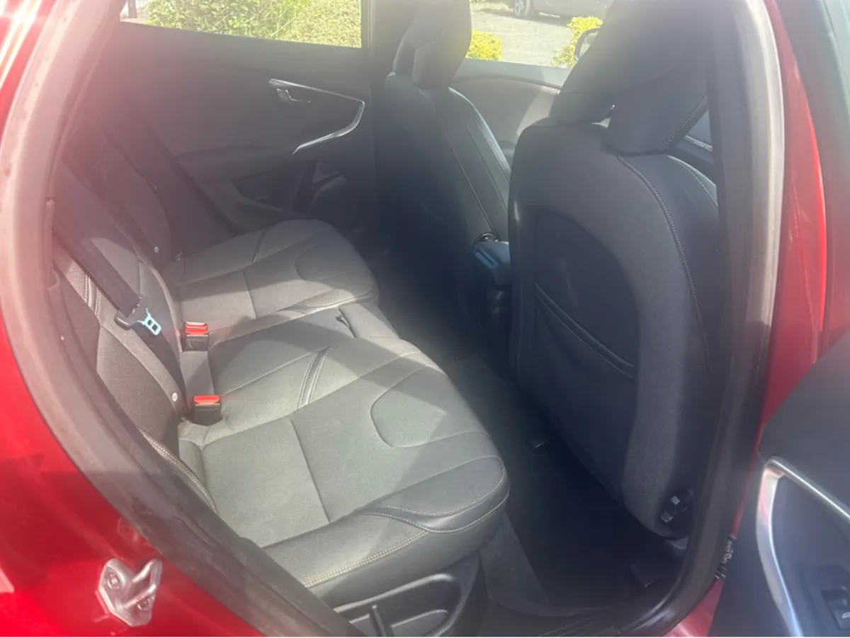 Volvo V40 2.0 D2 CROSSCOUNTRY SE 5DR 40 SERIES - Image 2