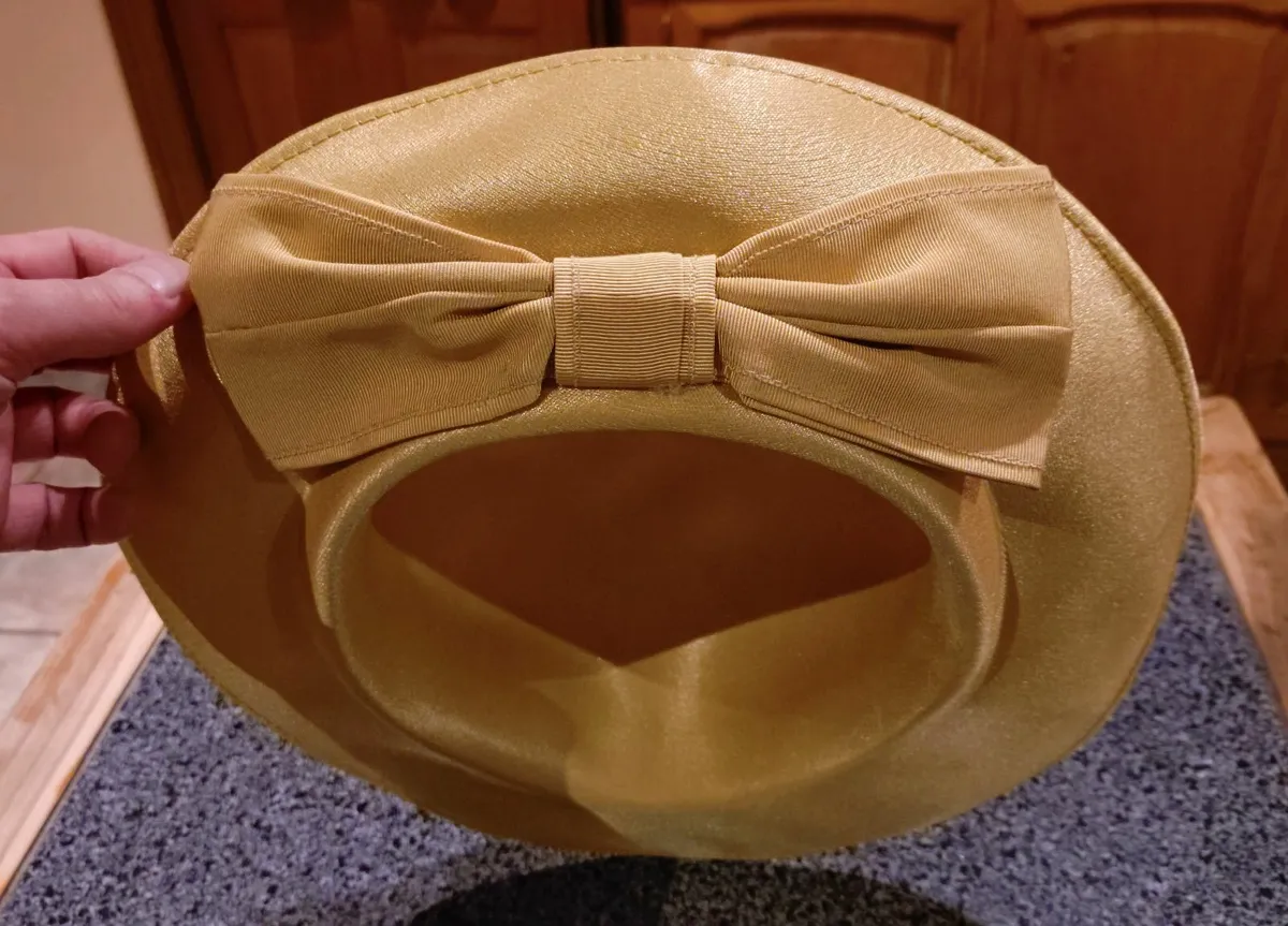 WOMEN'S HATS (USED). - Image 2
