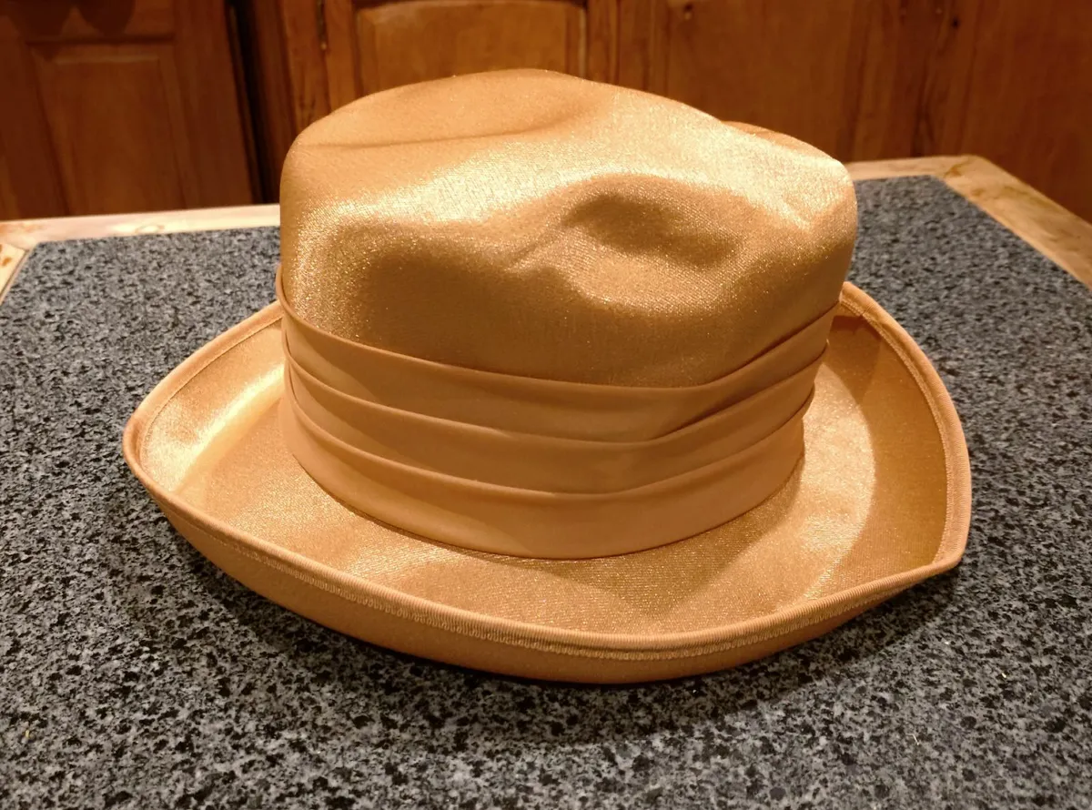 FANCY WOMEN'S HATS (USED). - Image 2
