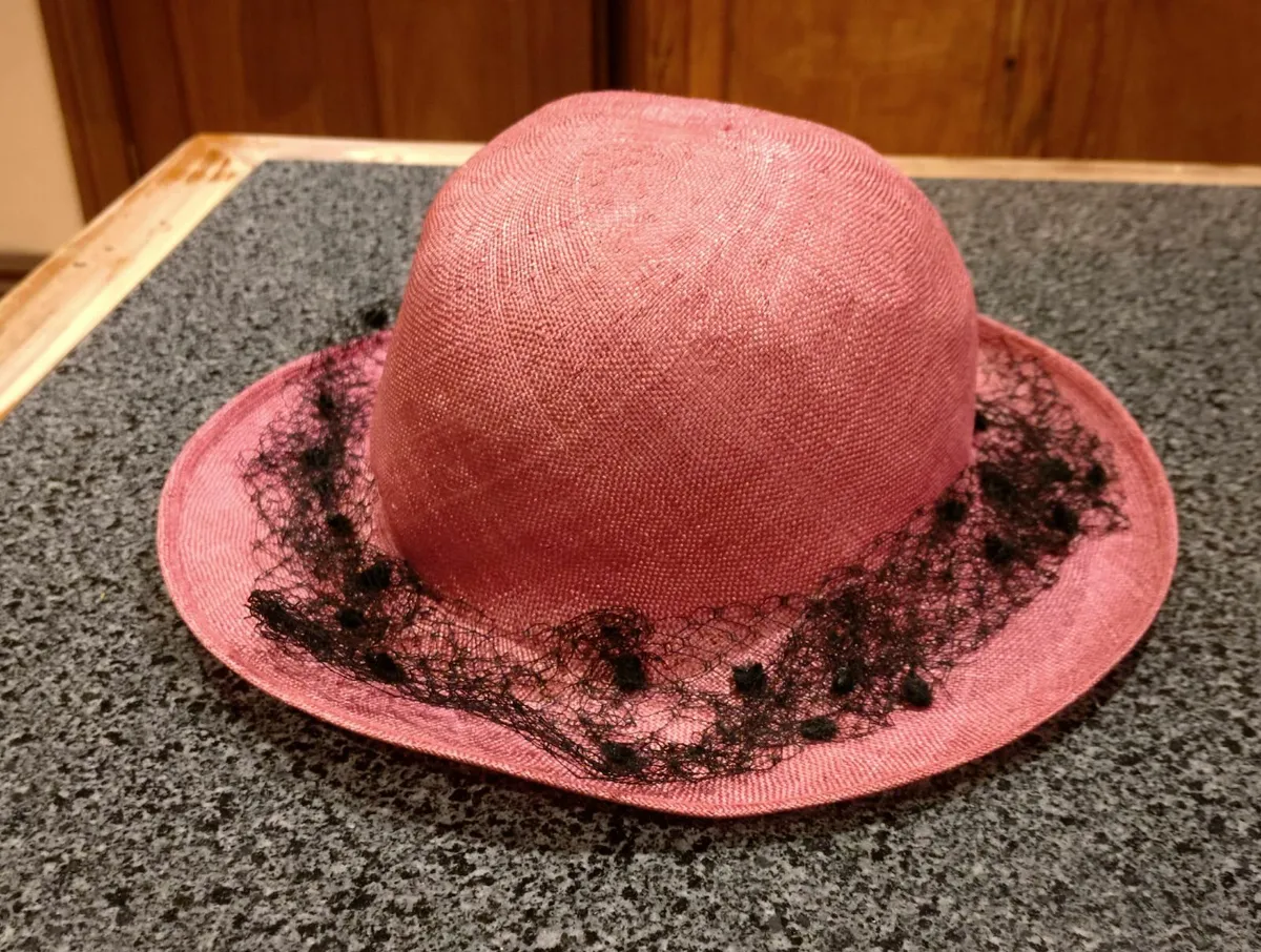 FANCY WOMEN'S HATS (USED). - Image 3
