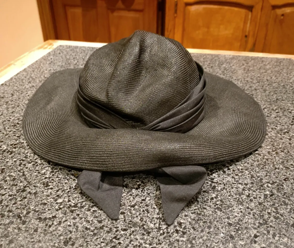 WOMEN'S HATS (USED). - Image 1