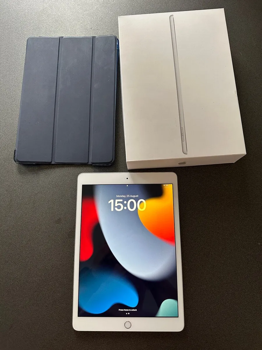 iPad 8th silver - Image 1