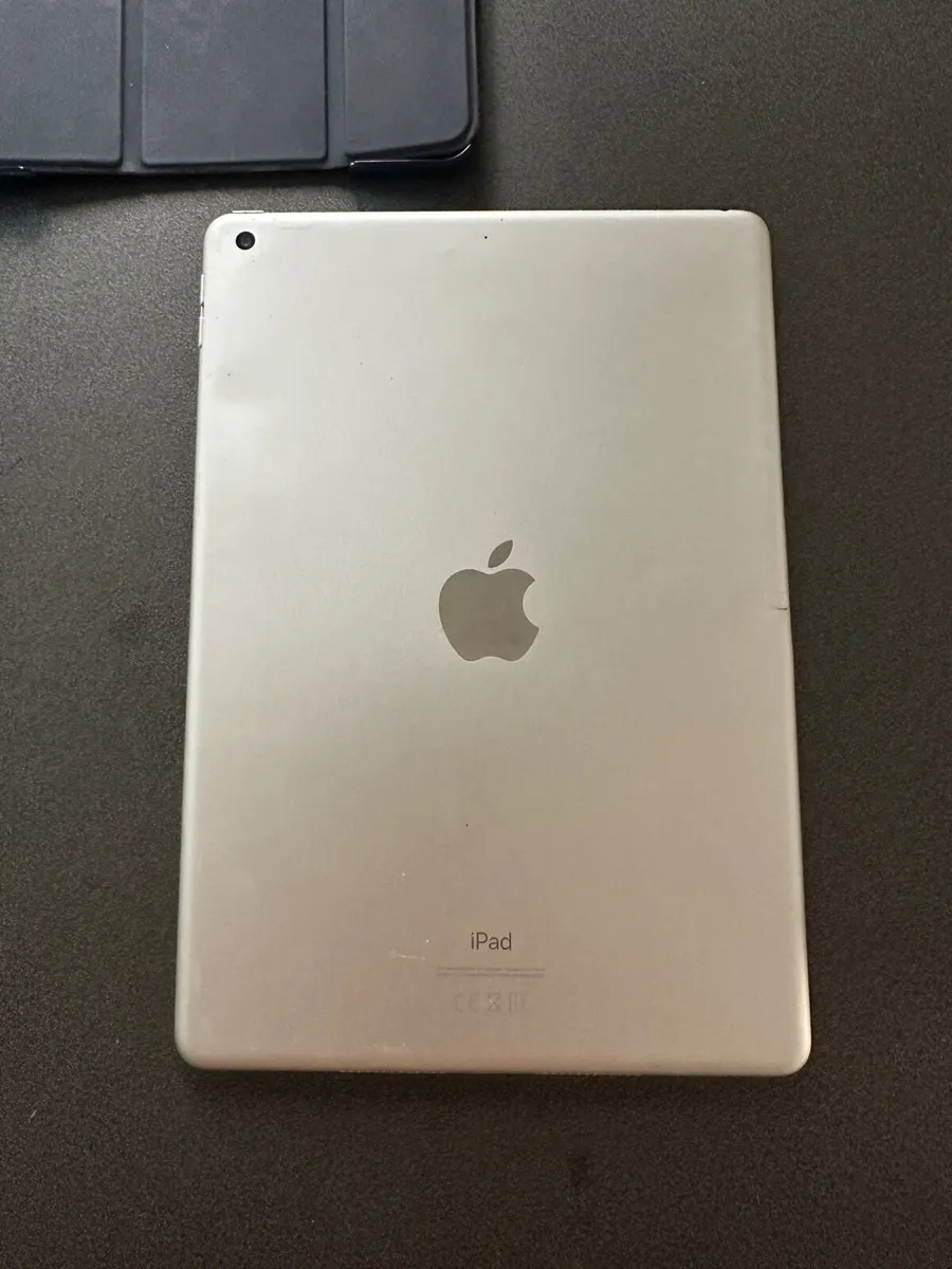 iPad 8th silver - Image 3