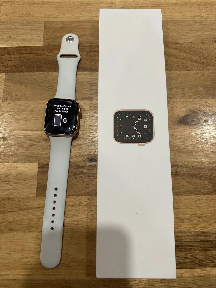 Apple Watch SE 44mm cracked screen - Image 1