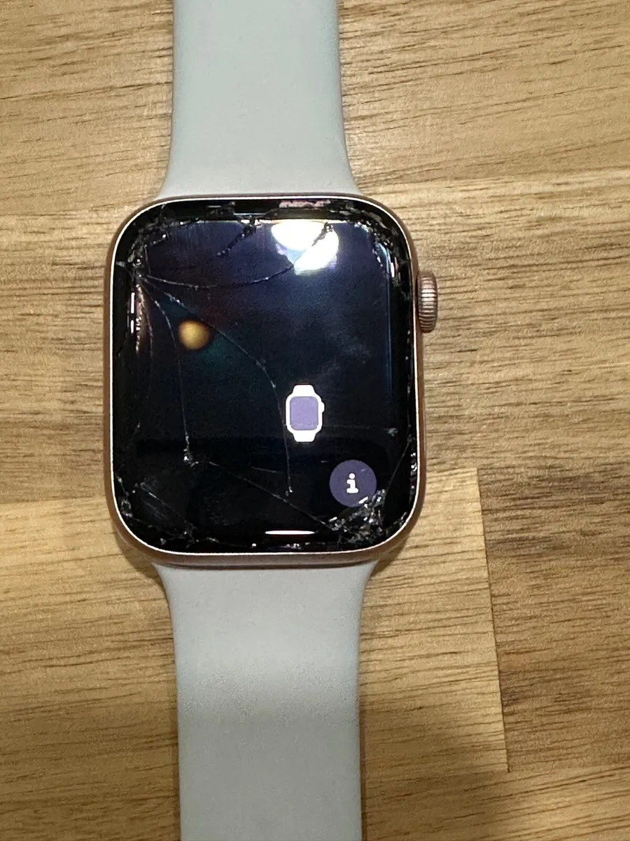 Apple Watch SE 44mm cracked screen - Image 2