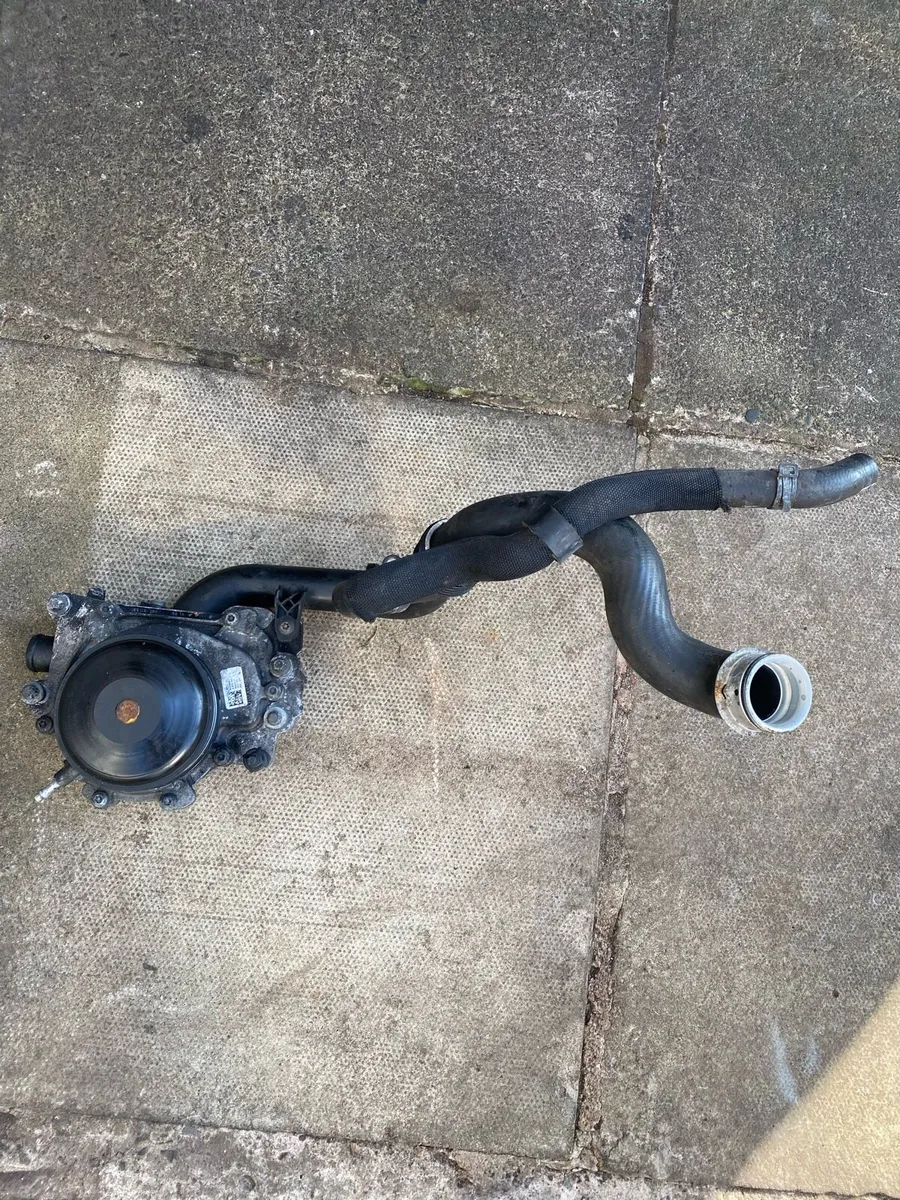 Mercedes water pump - Image 1