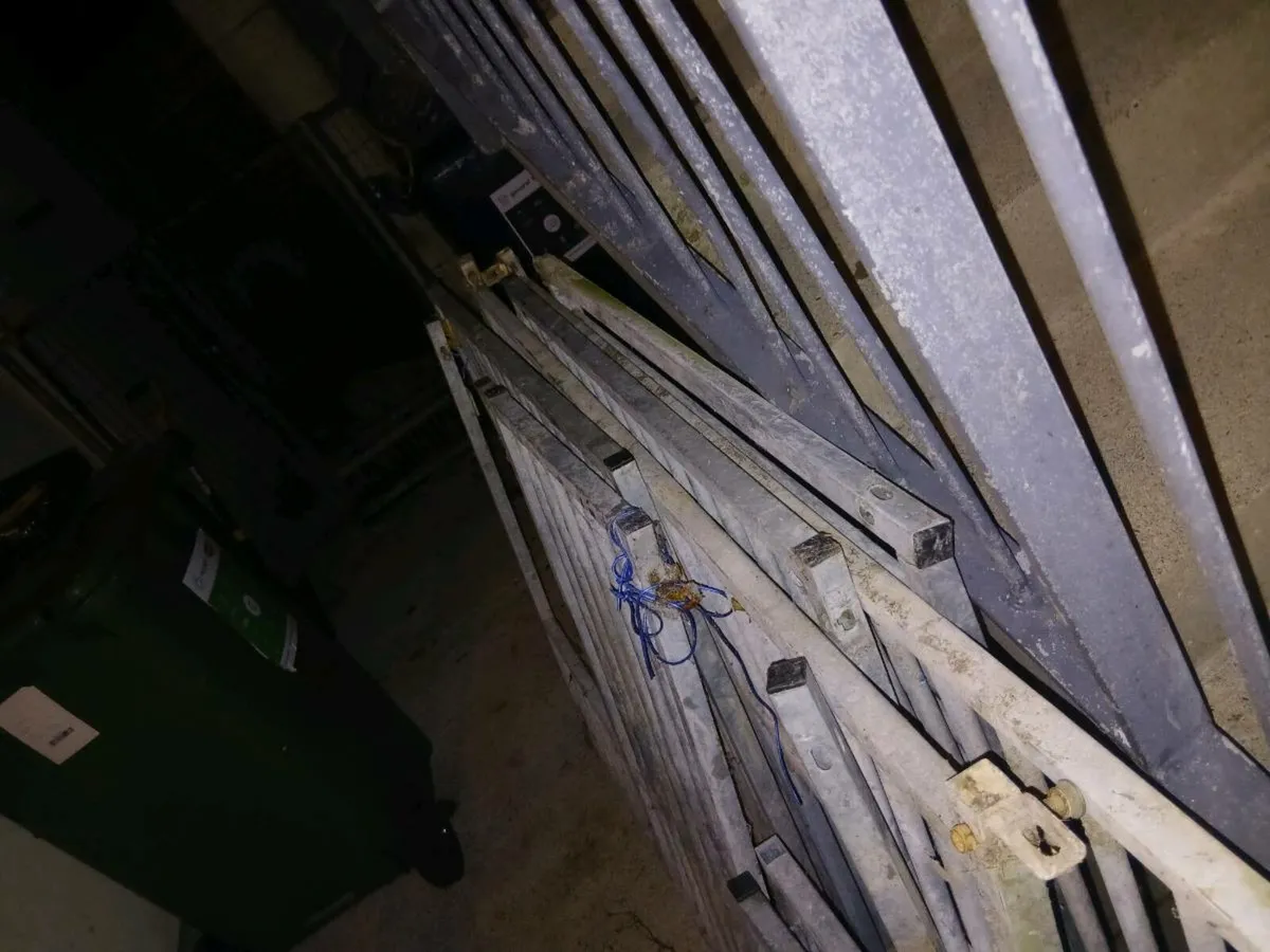 6 dog pen panels - Image 2