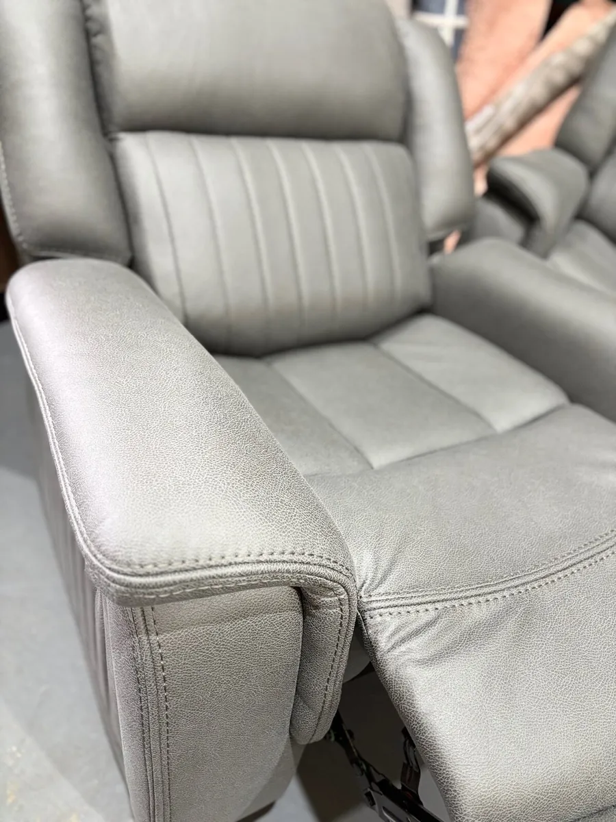 Luxury Recliners - Image 3